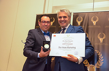 José Hernández, director y CEO de 2 Veces Marketing, recoge la Medalla de Oro de AEDEPI